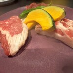 焼肉ホルモン 風土. - ジンギスカン3種盛り、野菜たち
      もも、ウデ、バラ