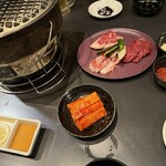 焼肉ホルモン 風土. - ジンギスカン3種盛り、野菜たち
      もも、ウデ、バラ