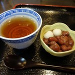 酒膳さくな - ぜんざいも付いて、紅茶を入れてくれます