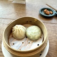 ブリル飯店 - ニラ饅頭と小籠包