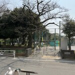 アームズ - 目の前の桜はまだです　奥のトイレは役所広司さんが映画で掃除していましたね