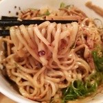 中華そば 閃 - 肉油そばRED　麺リフト