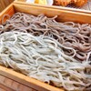 古古 - 写真は蕎麦大盛りです(^o^)b手前は大葉蕎麦　奥は石挽蕎麦　どちらも風味豊か(๑´ڡ`๑)