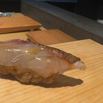 立ち喰い鮨 人人 - タイ　皮目あぶり