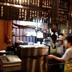 新潟屋 - とても良い雰囲気の店内