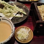 手打ちそばふじ - 奥は春菊の天ぷら