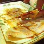 萩の家 - ( ；´Д｀)ピザ風チーズパリパリ♡ 名前のとおりパリパリ食感w春巻の皮の鉄板焼きピザ♪