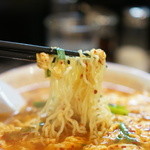 辛麺屋 輪 - 麺は細めの縮れ