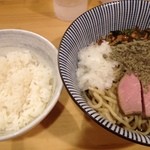 ふく流らーめん 轍 本町本店 - マゼニボさんにはご飯のお供が必須です。一杯で二度、いやそれ以上美味しい。