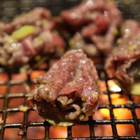中目黒焼肉 登牛門 - ナスの上にのせてパクリっ