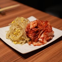 中目黒焼肉 登牛門 - 無限もやし・無限白菜キムチ　(おかわり自由)