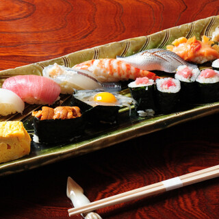 毎朝仕入れる海の幸。握り11貫・巻物1本◎「おまかせ握り」