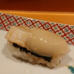 鮨富 - ホタテ  海苔がしいてある