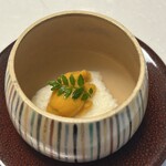 粋楽 - 温かい前菜
　帆立と長芋のムースにウニを乗せてシジミの餡をかけてある