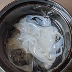 鍵善良房 - 綺麗な氷水にくずきりがゆらり