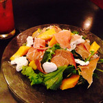 ユリイカ - 生ハム、マンゴー、リコッタチーズのサラダ