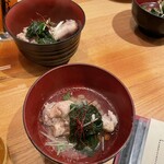 夜ノ焼魚 ちょーちょむすび - お通し　鶏の薬膳スープ