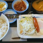 松屋 - 料理写真:ソーセージエッグ朝食(牛小鉢) ¥490