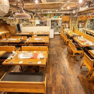 普段使いから100名の大型宴会まで対応する広々空間♪