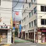 シャンティ - 水道道路の斜向かいには、焼肉定食で人気の"山田屋"と、右隣に洋食の"サントゥール"があります。