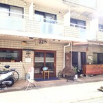 シャンティ - 横道にも渋いお店があります。近隣にお勤めの方々には、右のテイクアウト店も貴重な存在。