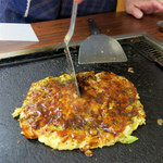 お好み焼かとう - 見かねて手伝う女将さん