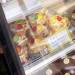 お菓子の富留屋 - マスコット（￥260）。三色のグミが飾りに使われた、斬新なケーキ