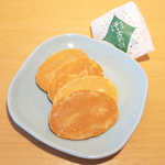 お菓子の富留屋 - 北海道銘菓・チーズ煎餅（￥324）。バター煎餅に比べ、やや酸味が