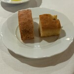 オステリア バッコ - パン オリーブオイルと一緒にいただきます。おかわり可