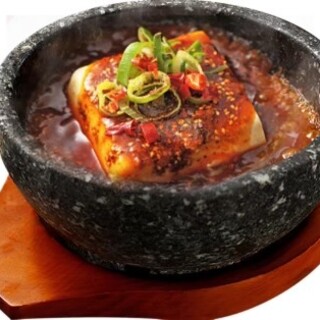 人気料理の「石鍋マーボ豆腐」は石鍋で熱々を提供
