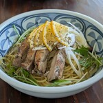 ヒキカフェ - 上州地鶏の香草焼と深谷ねぎのレモンパスタ　1,400円