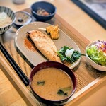 んまむぬ ひもの食堂まるたま - 料理写真:定食一式。私の選んだ「うむなが」は1,800円。島民割引で消費税無しでした。ご飯を半分でお願いしましたが、お魚で腹パンです。他に煮物、モズク山葵、サラダ等、充実定食です。