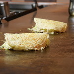 お好み焼きテツジロ - 30ミリの厚みの鉄板でじっくり焼き上げるお好み焼き