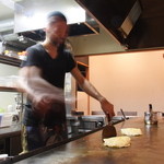 お好み焼きテツジロ - 時間を惜しまずじっくり丁寧に焼き上げる