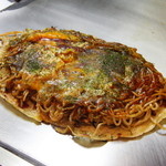 お好み焼きテツジロ - これぞ広島のお好み焼きの真骨頂。基本にこだわりぬいた調理。生麺、あまみたっぷりの切り立て新鮮キャベツ。様々な食感と味が楽しめる。