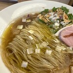 めん処 きよ洲 - オリーブ油と佐助豚の脂の層が輝いてます！