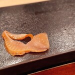 鮨 実紀 - 赤貝ひも（すだちを絞ってある）