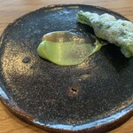 SMAAK - キノコとエシャロットのシソ包み揚げ、紫蘇と味噌のソース