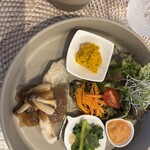 .Blue21 - シャケが売れ切れたので、白身のタラで作ってくれました♪きのこのソースは、じっくりと煮込んで作るそうです。お野菜のドレッシングは、ほんのり甘くてそれだけで充分美味しかったです。