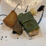 小料理 椿 - 桜の葉に包まったスズキ