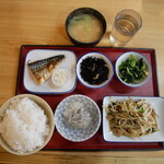 呉広食堂 - 料理写真:塩だれ肉もやし、しらすおろし、青菜煮、ひじき・・・等々&ご飯特盛。