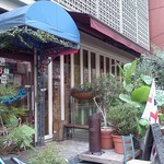 タロス - 店の前には鉢植えがいっぱい