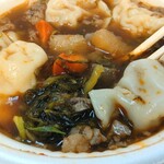 台湾 同客餃子館 - 台灣風牛肉湯餃 (池袋東武催事　台湾フェア)　店頭にあった辛い?調味料を少し加えてもよかったかもしれない。