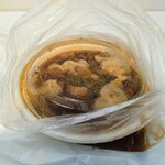 台湾 同客餃子館 - 台灣風牛肉湯餃 (池袋東武催事　台湾フェア)　テイクアウトには不向きな容器だったので、食べていくことにした。