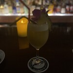 BAR Gold Dust - 店内は実際、このぐらい暗いのです