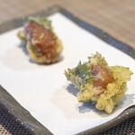 鵠沼海岸 蕎麦兄 - 梅干の天ぷら（320円）／個 × 2。