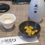 鵠沼海岸 蕎麦兄 - 徳利と猪口と突き出しの秘伝大豆。