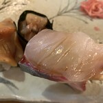 亀すし - シマアジと赤貝。