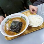 まるたかラーメン - 定番の「正油ラーメン」と「小ごはん」