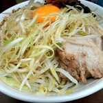 ラーメン二郎 - ネギは目立ちますねえ。下のヤサイとともにしゃきしゃき感がありました。